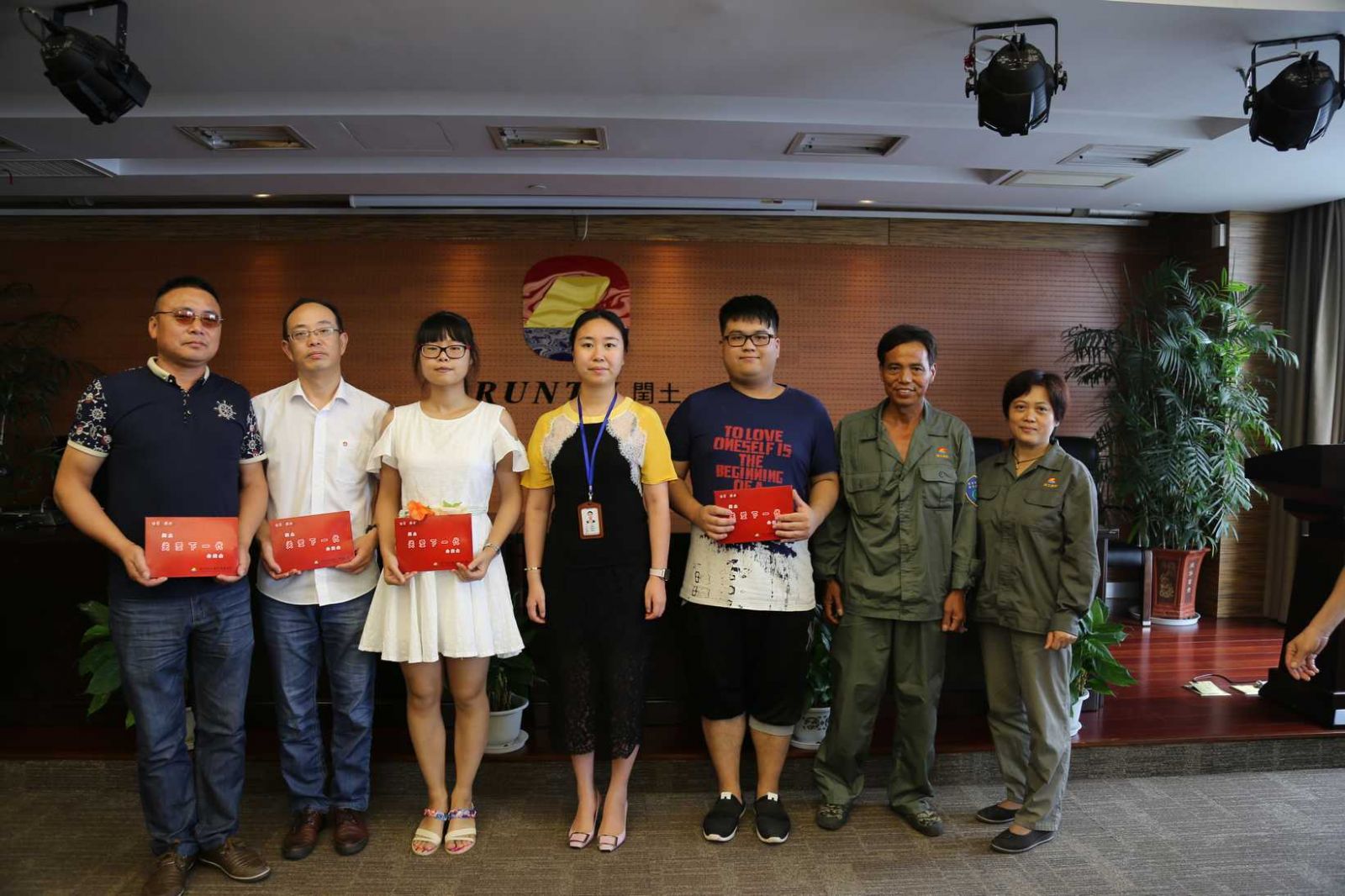 阮静波董事长向高考取得优异成绩的员工子女颁发"闰土关爱下一代公益